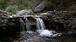 Una cascadita de un arroyo en la sierra, en Yacanto, Córdoba, Argentina.